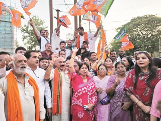बंगाल-असम में जीत पर भाजपाइयों ने मनाया जश्न