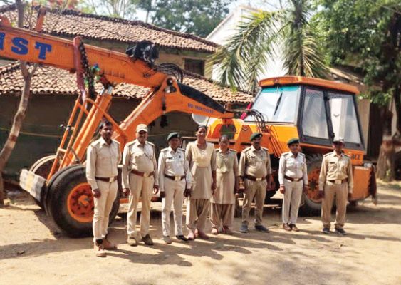  बिना अनुमति पेड़ों की कटाई,  वन अमले ने क्रेन व लाखों की लकड़ी जब्त की