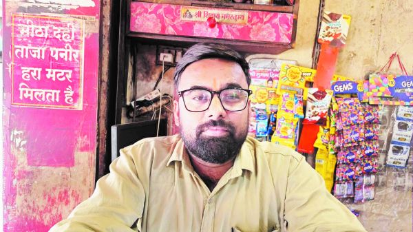 कमर्शियल सिलेंडर की बढ़ी कीमतों से लकड़ी भट्टी बना सहारा