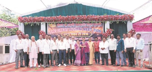 एलुमिनी मीट में मिले भूतपूर्व विद्यार्थी, विद्यालय की यादों को साझा करते हुए भावुक