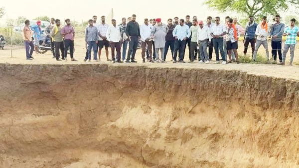 चक्रवाय गांव में भूस्खलन से अचानक जमीन धंसने लगी