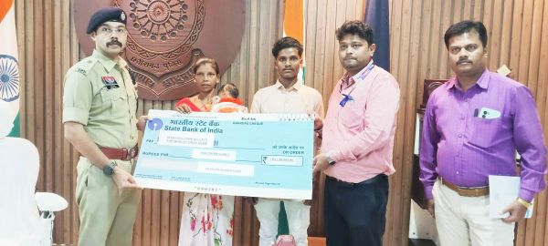  दिवंगत पुलिस जवान की पत्नी को 1 करोड़ का चेक