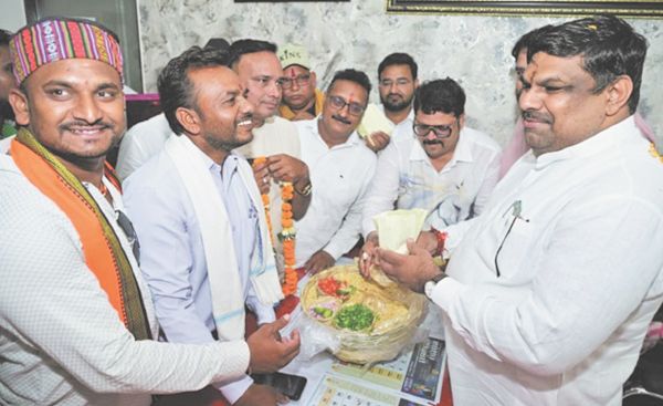 भाजपा ने झालमुड़ी बांटकर मनाया जीत का जश्न
