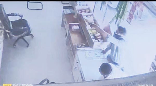 दुकान से नगदी पार, ग्राहक बन आए दो युवकों ने उड़ाए पौने 2 लाख
