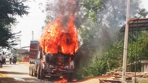 बारदाना लोड ट्रक में भीषण आग, खाक  ड्राइवर ने कूदकर बचाई जान