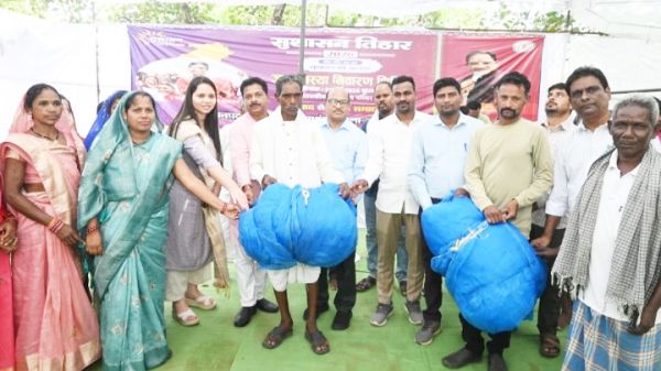मौंहाभाठा में सुशासन तिहार, बरगद की  छांव तलेे ग्रामीणों की समस्याएं सुनीं