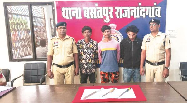 चाकू से डराने धमकाने वाले तीन आरोपी गिरफ्तार