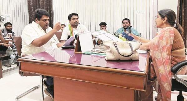 गरीब तबके के छात्रों से 5 हजार का शुल्क, कांग्रेस ने कॉलेज प्राचार्य को घेरा