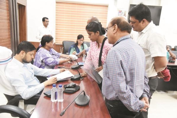 जनदर्शन में आवास, पेयजल और अवैध कब्जा हटाने गुहार