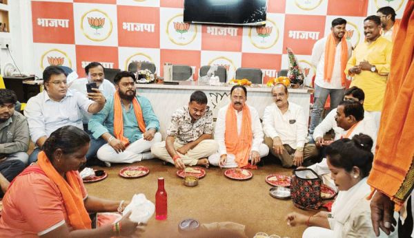  भाजपा की  मासिक बैठकों में  ‘टिफिन प्रथा’