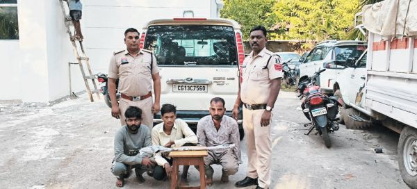 खुलेआम तलवार लहरा रहे तीन गिरफ्तार