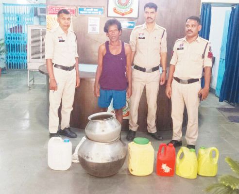 अवैध महुआ शराब संग आरोपी गिरफ्तार