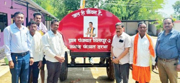 विधायक ने किया पानी टैंकरों का वितरण