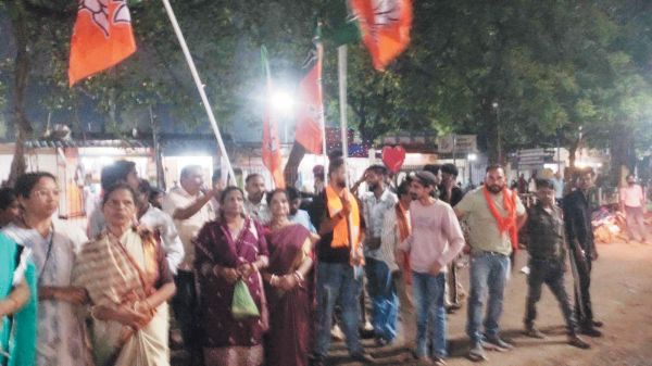 बंगाल-असम में जीत पर भाजपाइयों ने मनाया जश्न