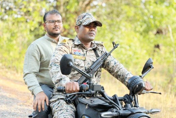 बाइक से दुर्गम पहाड़ी गांवों में पहुंचे कलेक्टर-एसपी, सुशासन चौपाल लगाकर ग्रामीणों से संवाद
