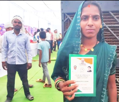  सुशासन तिहार:  दर्री की आशा यदु को मिला राशन कार्ड