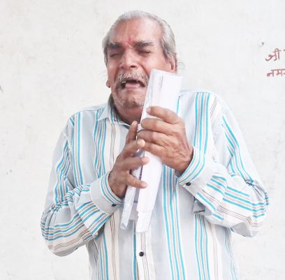 जमीन पर अवैध कब्जे से परेशान  बुजुर्ग ने दी आत्मदाह की चेतावनी