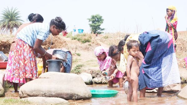चुआं का पानी पीने मजबूर ग्रामीण...