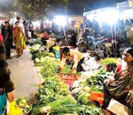 बाजार में सब्जी खरीदने गई महिला का पर्स पार