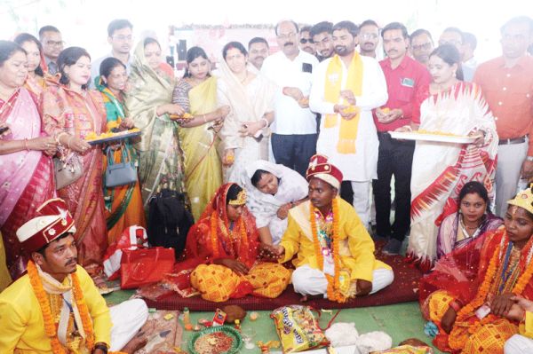 100 जोड़े बंधे परिणय सूत्र में, मंत्री लक्ष्मी राजवाड़े ने दिया आशीर्वाद