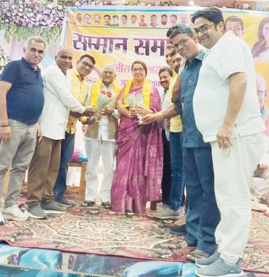 सिंधी साहित्य एकेडमी की प्रदेश अध्यक्ष बनने पर सुषमा का सम्मान