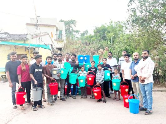 पार्षद राकेश ने वार्ड में किया डस्टबिन वितरित