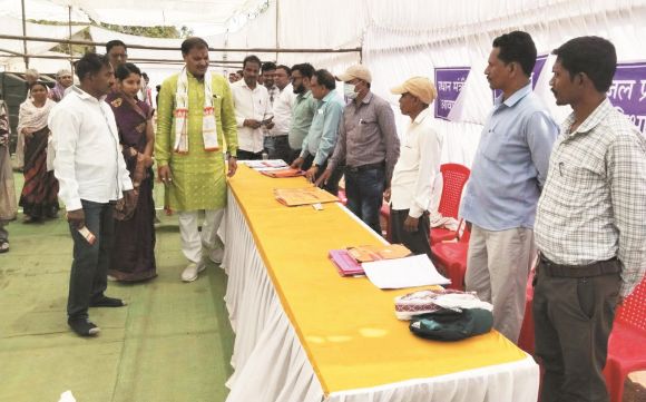 शंकरपुर के शिविर में 2 लाभार्थी को बैंक ऋण पत्र वितरण