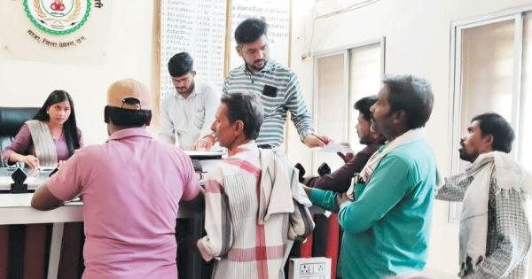 60 हितग्राहियों को 15 दिन में आवास पूर्ण करने का अल्टीमेटम