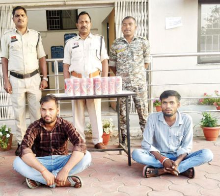वाहन चेकिंग में 44 कैन बीयर जब्त, 4 गिरफ्तार
