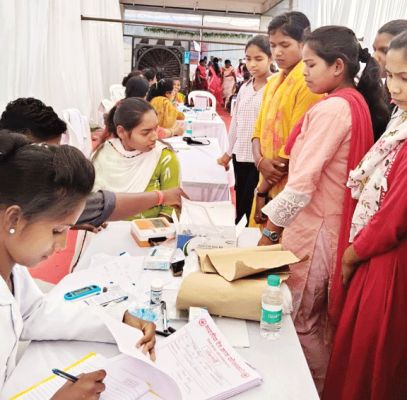 रेड क्रॉस दिवस पर छात्राओं ने कराया स्वास्थ्य परीक्षण