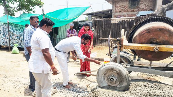 गोबरा बस्ती में सीसी  रोड के लिए भूमिपूजन