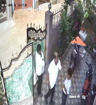 सडक़ ठेकेदार के बेटे ने पीडब्ल्यूडी लेखापाल को  घर में घुसकर पीटा