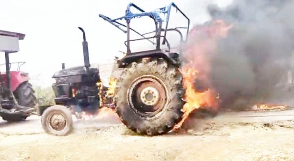 खड़े ट्रैक्टर में लगी आग, शॉर्ट सर्किट से  धूं-धूं कर जला इंजन