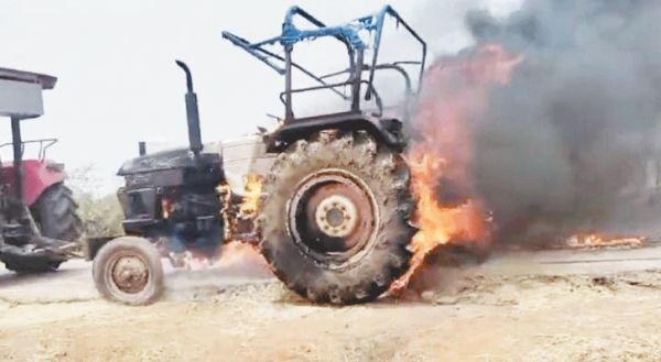 खड़े ट्रैक्टर में लगी आग, शॉर्ट सर्किट से धूं-धूं कर जला इंजन
