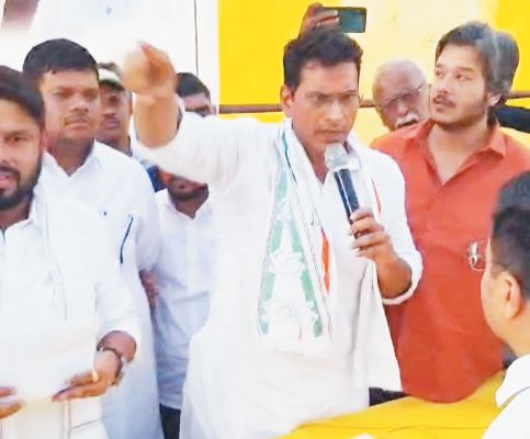 गौवंशों की मौत: प्रतीकात्मक शव यात्रा निकाली, कांग्रेस-भाजपा कार्यकर्ताओं में विवाद