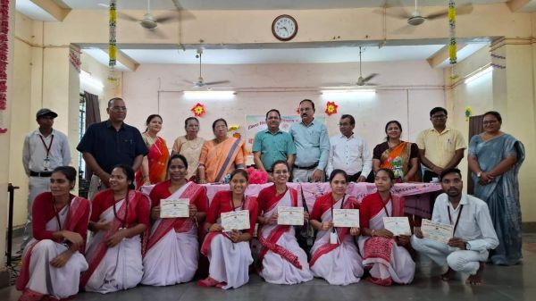 डाइट में साहित्यिक-सांस्कृतिक गतिविधियों के लिए छात्राध्यापक सम्मानित