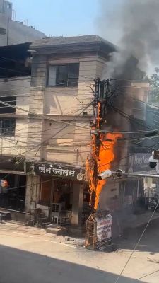 भारतमाता चौक के बिजली  खंभे में लगी आग