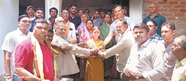 ग्राम विकास समिति गैंदाटोला ने मेधावी छात्रा का किया सम्मान