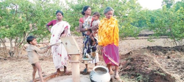 चार माह से बोरिंग खराब, गर्मी में पेयजल संकट से जूझ रहे ग्रामीण