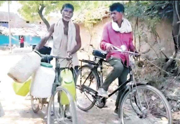 बेमेतरा के कई गांवों में टंकियां और पाइपलाइन तो बनाई, पर नियमित जलापूर्ति नहीं, ग्रामीण दूर से पानी लाने मजबूर