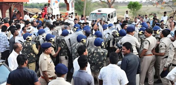 प्रतीकात्मक शव यात्रा पर बवाल   देवेंद्र समेत 17  पर एफआईआर