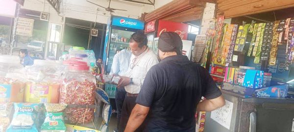 बिना लाइसेंस ढाबे को नोटिस, ग्रेवी  का नमूना जांच के लिए भेजा