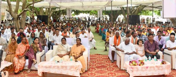 डीपाडीह में आम के पेड़ के नीचे लगा जनसमस्या