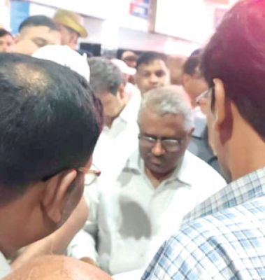  रेल्वे जीएम को कर्मचारी संघ के प्रतिनिधियों ने अपनी मांगों और समस्याओं पर ज्ञापन सौंपा