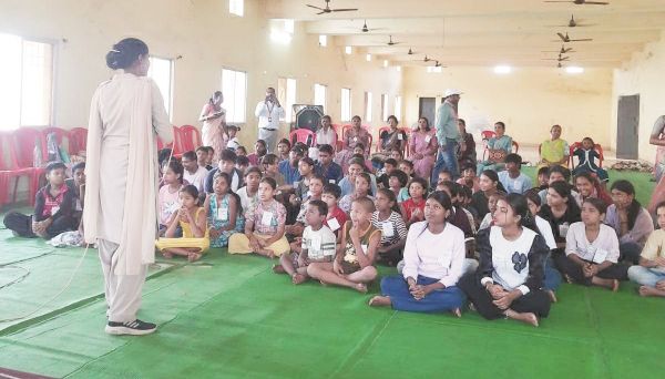 बच्चों को दी साइबर अपराध व ऑनलाइन सुरक्षा की जानकारी