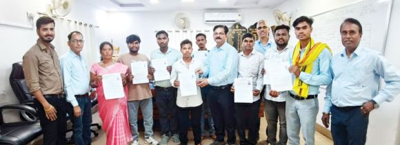 आमगांव खदान प्रभावित  8 भूस्वामियों को नियुक्ति पत्र