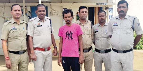 मुआवजे की राशि देने से इंकार पर मां की हत्या, आरोपी बेटा गिरफ्तार