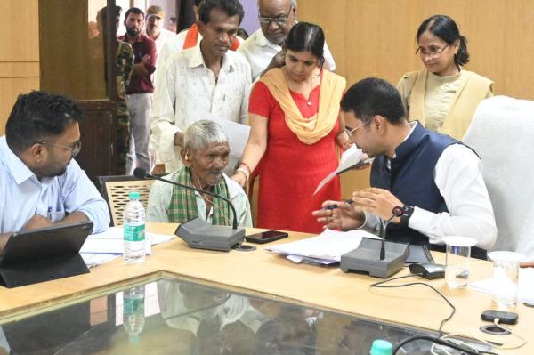 सुनने की शक्ति  लौटी , जनदर्शन में श्याम लाल को त्वरित मिला श्रवण यंत्र