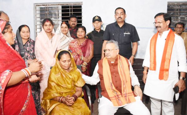 रमन सिंह ने की फुलबासन  से चर्चा, हाल जाना