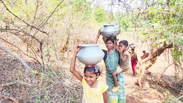 बूंद-बूंद पानी को तरसता अबूझमाड़ का कारकानार,  झरिया और नालों का पानी पीने मजबूर ग्रामीण